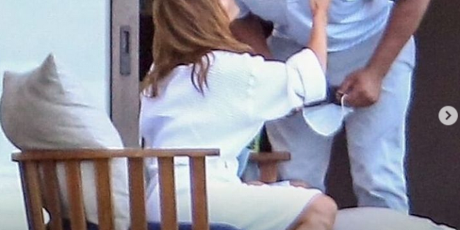 Jennifer Lopez and Fiancee  Alex Rodriguez pictured kissing on a balcony days after their rumoured break up (photos)