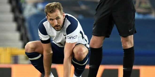 Ankle injury clouds Kane double as Spurs draw with Everton