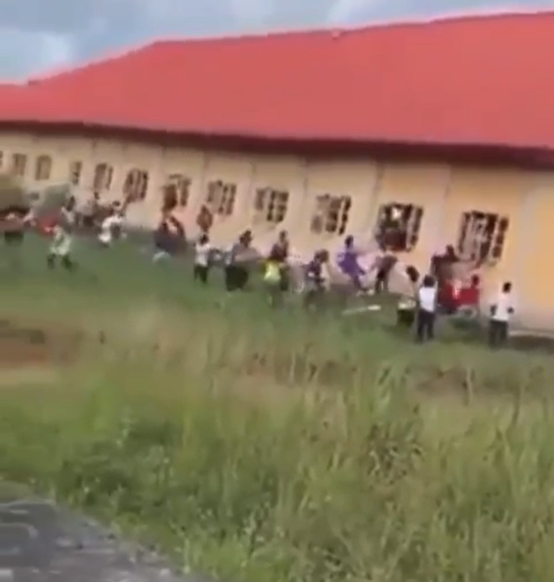 Students and staff jump window to flee for their lives as cult clash breaks out in Delta State Polytechnic
