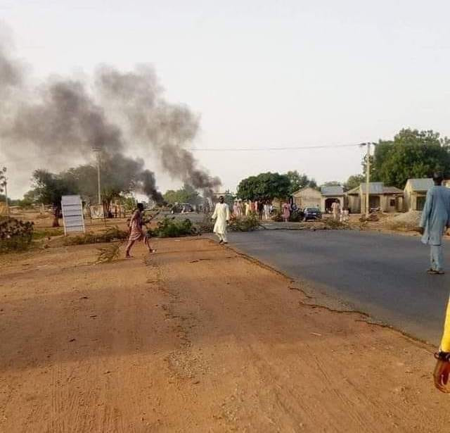 Zamfara youths block highway to protest against incessant attacks by bandits, destroy vehicles
