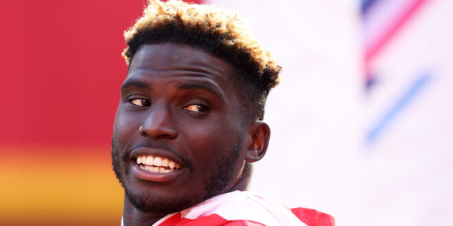 Chiefs' Orlando Brown absolutely levels Tyreek Hill celebrating touchdown at OTAs