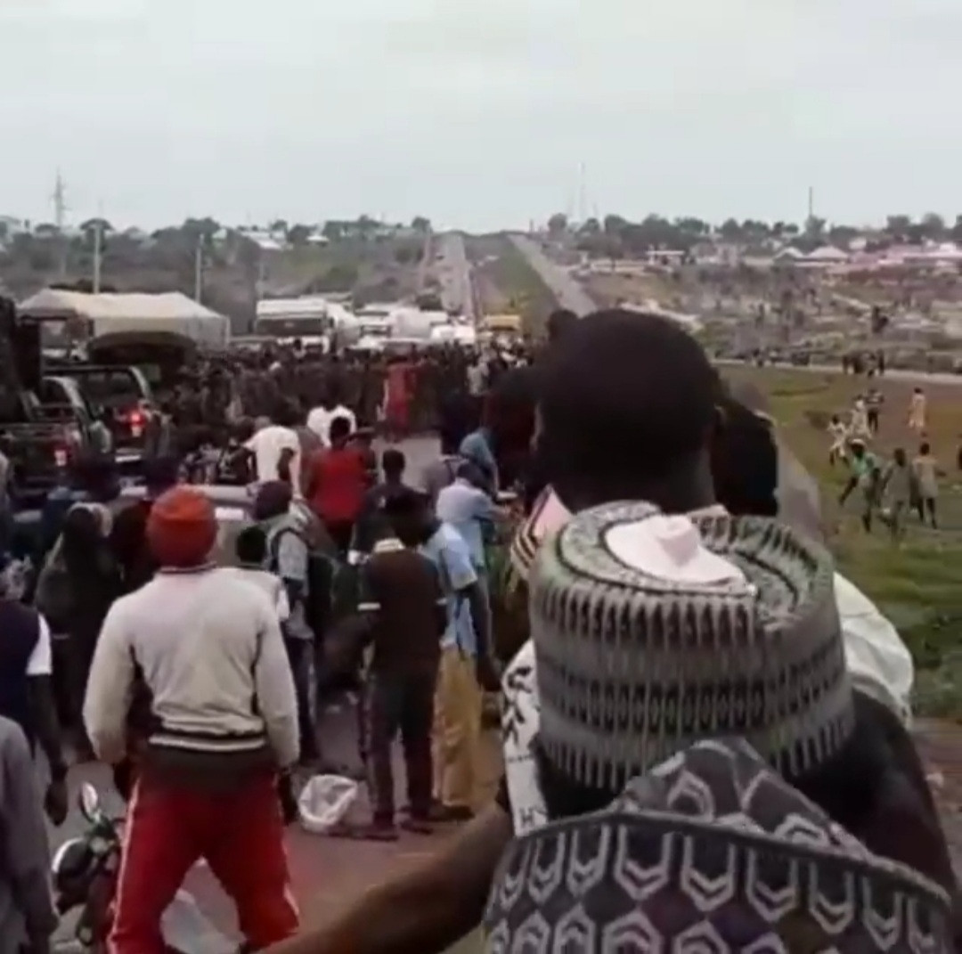 Half-naked women and youths block Abuja-Kaduna highway to protest banditry (video)