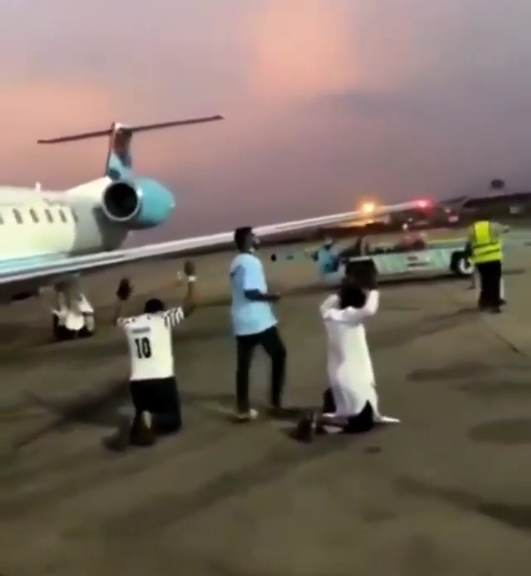 Passengers onboard a Nigerian flight from Abuja to Port Harcourt go on their knees to thank God after surviving a 30-minutes violent turbulence (video)