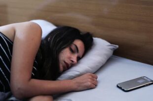 Here are 3 undeniable reasons to not sleep with your phone in bed