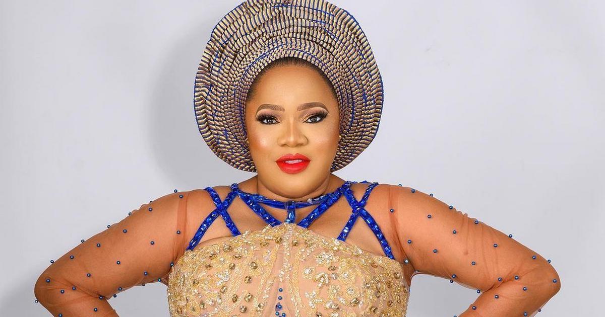 Toyin Abraham shares bags of pepper at Iyabo Ojo's mom's remembrance party