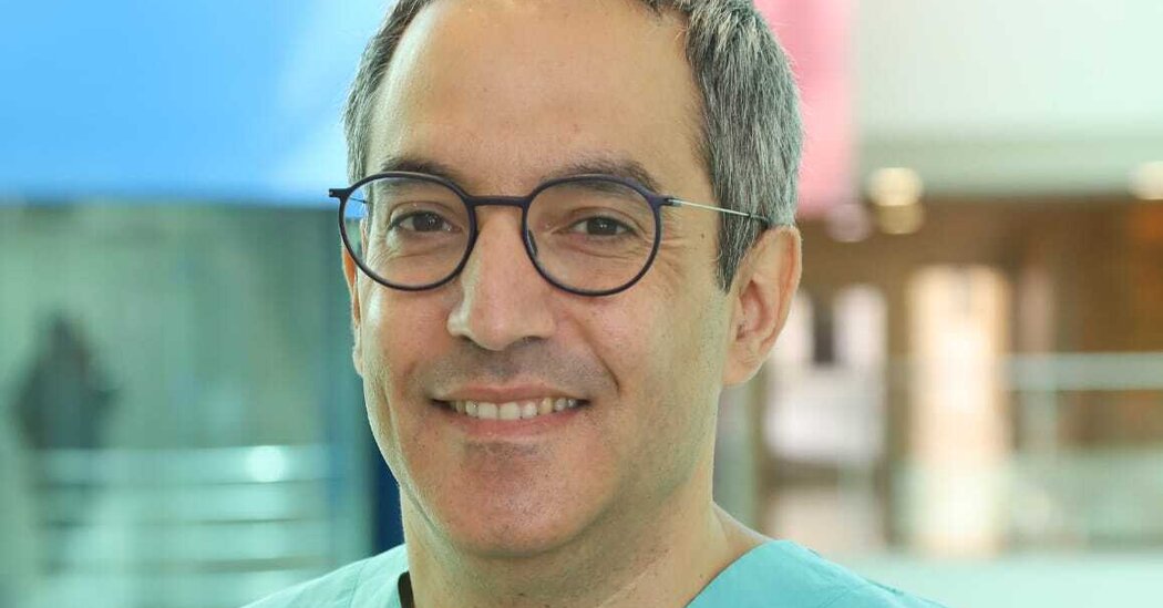 An Israeli surgeon caught Omicron, then met dozens of people. So far, just one has gotten sick.