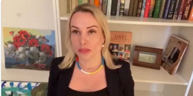 Russian Editor Marina Ovsyannikova Bravely Plays Anti-War Message During Newscast