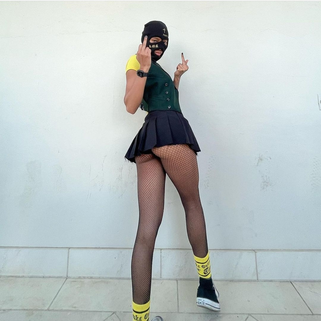 Willow Smith shows off butt cheeks in skimpy skirt (photos)