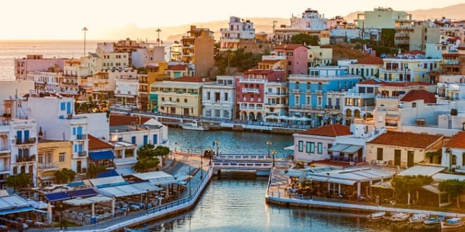 Agios Nikolaos: wellbeing, water therapy and the bath of Athena on Crete’s east coast