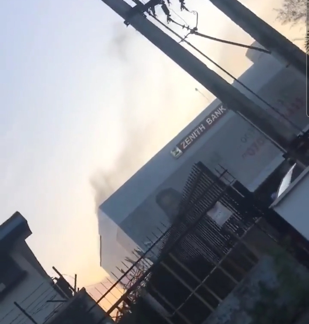 Fire breaks out at Zenith bank on Oba Akran Road, Ikeja  (video)