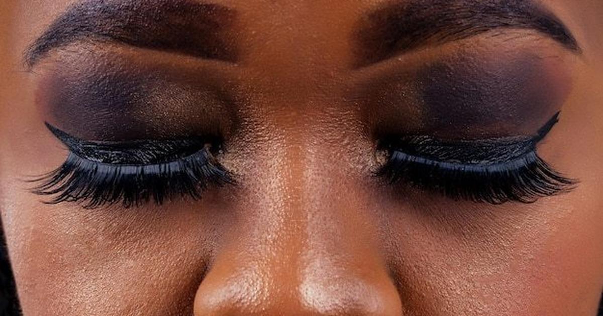 How to safely remove your false eyelashes at home