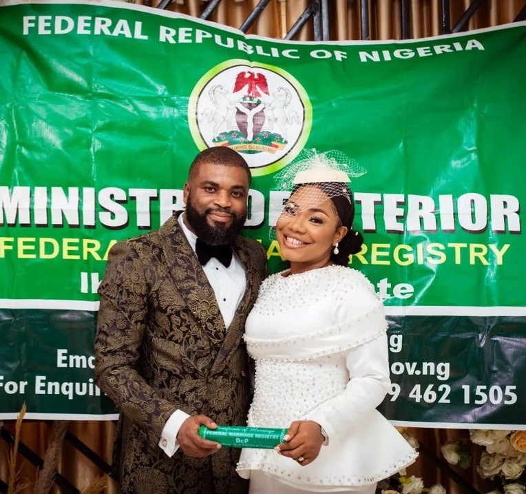 Mercy Chinwo and Pastor Blessed Uzochikwa have their court wedding (photos)