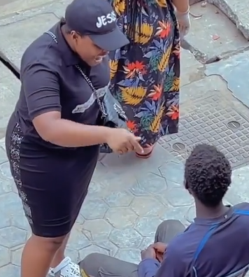 Trending video of lady praying fervently for a mentally unstable man on the streets of Lagos