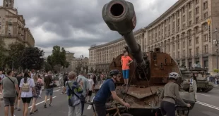 Ukraine mocks Russia as it parades hundreds of destroyed Russian tanks on the streets of Kyiv ahead of Independence Day celebrations (photos/Video)