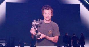 ‘I’m about to go onstage just down the road’ – Harry Styles accepts VMA win virtually