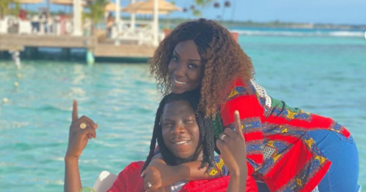 'Energy' - Fans react as stonebwoy's wife Louisa sings his new song ‘Gidigba' word for word