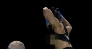 Female boxer flashes boobs to the crowd after brutal KO win (video)