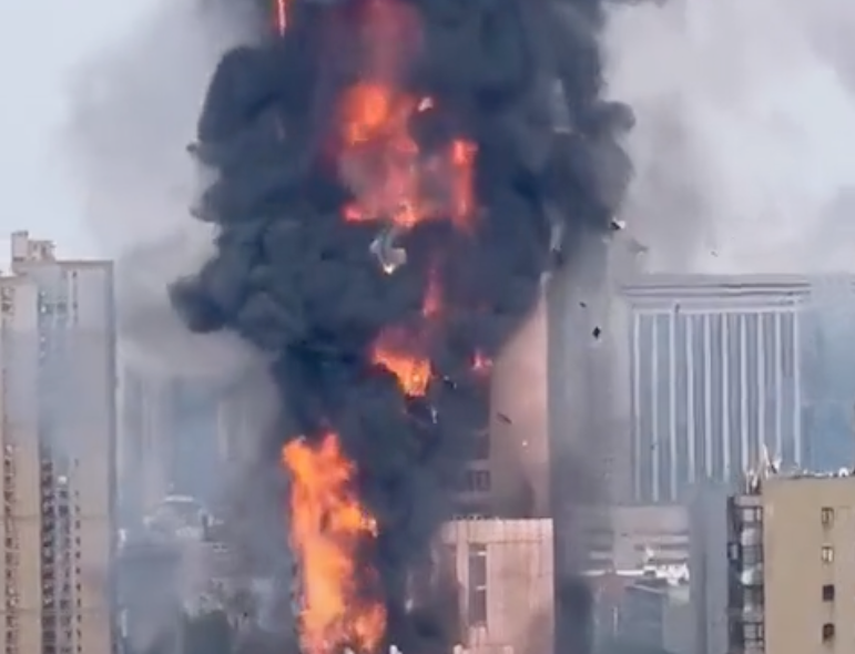 Huge fire breaks out at Chinese Skyscraper burning hundreds alive (videos)