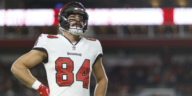 Cameron Brate Was Allowed Back in the Game With a Concussion on Sunday Night Football
