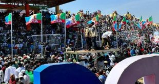 Angry Crowd Disrupt APC Presidential Campaign Rally, Throw Stones, Banners And Posters [Video]
