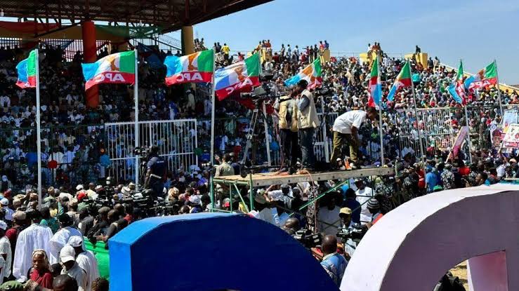 Angry Crowd Disrupt APC Presidential Campaign Rally, Throw Stones, Banners And Posters [Video]