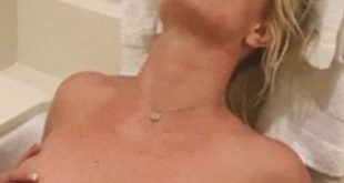 "I like to suck" Britney Spears writes as she shares nude photos