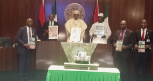 President Buhari Unveils New Naira Notes At FEC Meeting