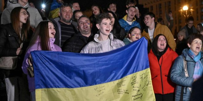 Video: Ukrainians in Kyiv Cheer Russian Retreat From Kherson