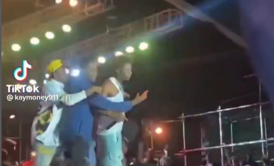 Bella Shmurda falls off stage due to a fan?s excesses (video)