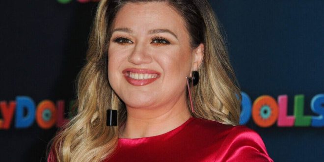 Kelly Clarkson says a strange man keeps showing up at her house, files police report
