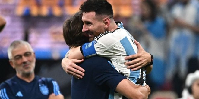 Lionel Scaloni embraces Lionel Messi after Argentina