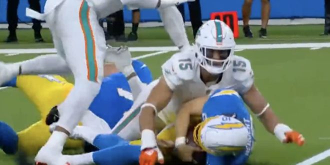 Mike McDaniel Laughs as Dolphins Get Victimized by Horrible Roughing the Passer Penalty