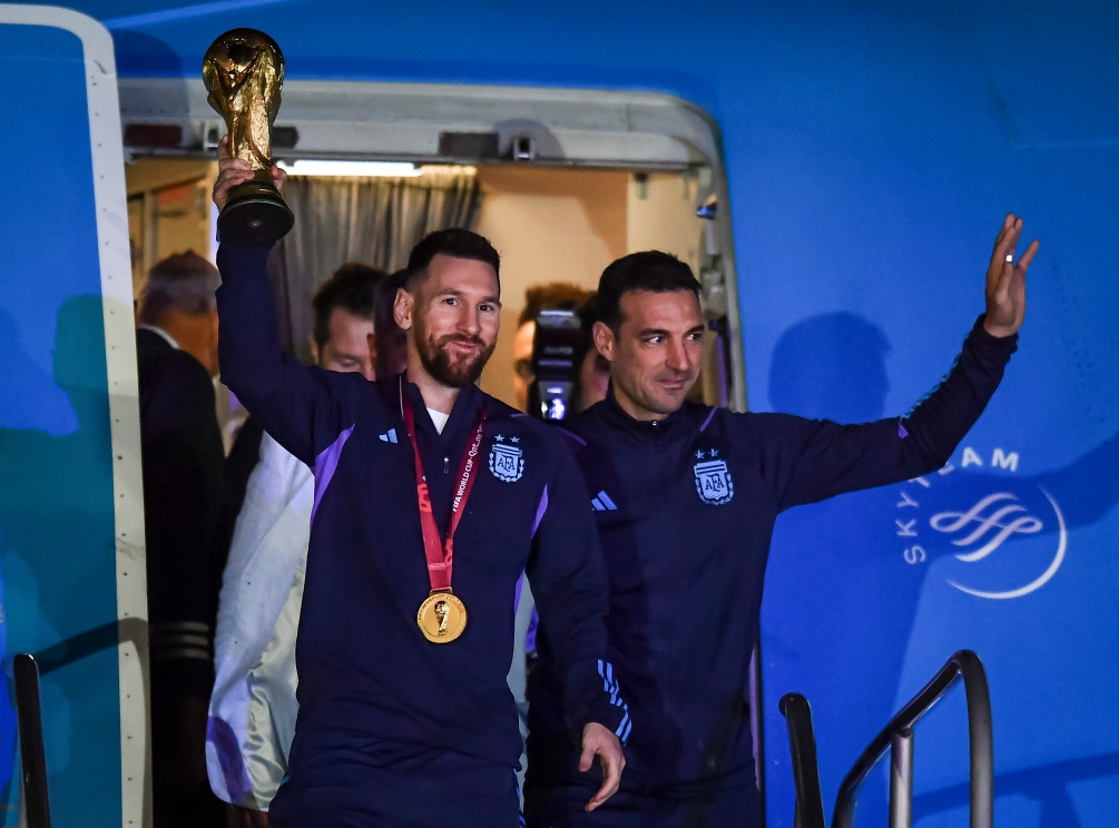 Public holiday declared in Argentina as thousands of fans line the streets to welcome World cup winners Lionel Messi and teammates (video)