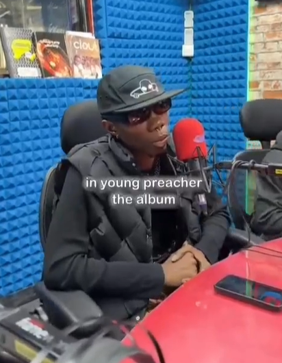 Rapper Blaq Bonez emulates a presidential candidate in answering questions thrown at him during a radio interview (video)