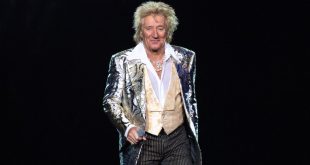Rod Stewart during a performance on 29 November, 2022 at the OVO Hydro in Glasgow, United Kingdom