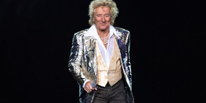 Rod Stewart during a performance on 29 November, 2022 at the OVO Hydro in Glasgow, United Kingdom