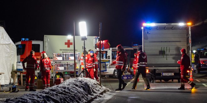 Two missing after avalanche hits skiers in Austria
