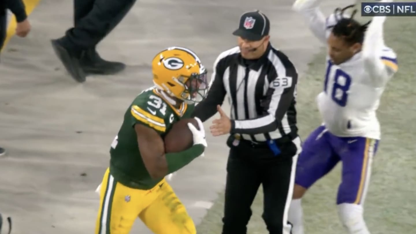 Justin Jefferson Somehow Doesn't Get Flagged For Hitting Referee With Helmet