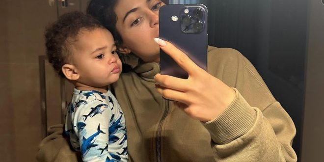 Kylie Jenner shows her son