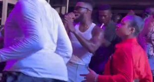 Man wows guests at an event with his twerking skills (video)