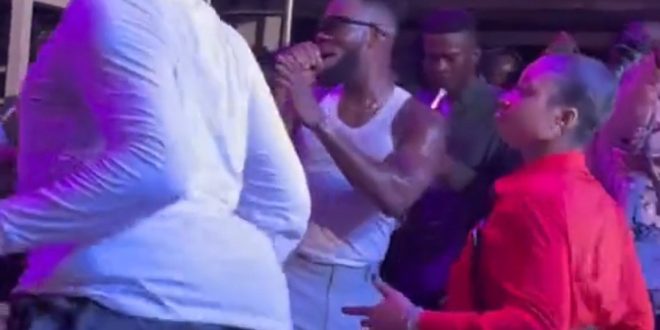 Man wows guests at an event with his twerking skills (video)