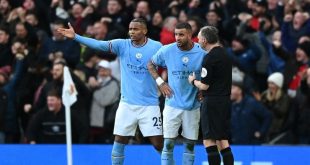 Manchester City players Riyad Mahrez and Manuel Akanji protest with the assistant referee after Manchester United