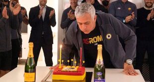 Roma squad celebrate Jose Mourinho with cake and drinks as he turns 60 (video)