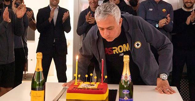Roma squad celebrate Jose Mourinho with cake and drinks as he turns 60 (video)