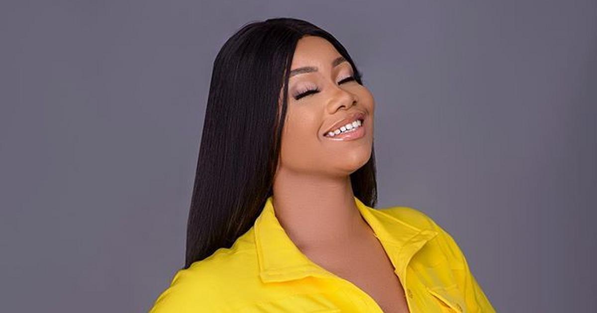 Tacha urges Nigerians to vote with their conscience as she gifts money to PVC holders