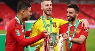 Casemiro, David De Gea and Bruno Fernandes celebrate with the Carabao Cup after Manchester United beat Newcastle at Wembley.