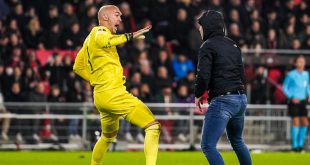 PSV Fan Runs Onto Pitch, Punches Sevilla Goalkeeper Marko Dmitrović