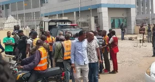 Policemen take over CBN office in Ondo as angry bank customers lay siege