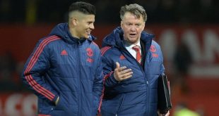 Louis van Gaal speaks to Marcos Rojo at Manchester United