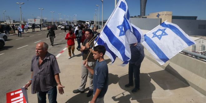 US defense chief jabs at Netanyahu's plan to weaken courts as protesters block Israeli airport | CNN